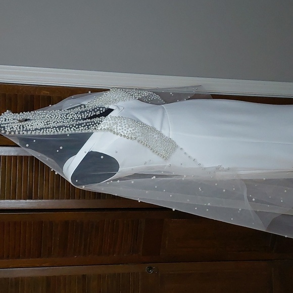 NWOT White Cathedral Tulle Veil with Scattered Faux Pearls main image 4